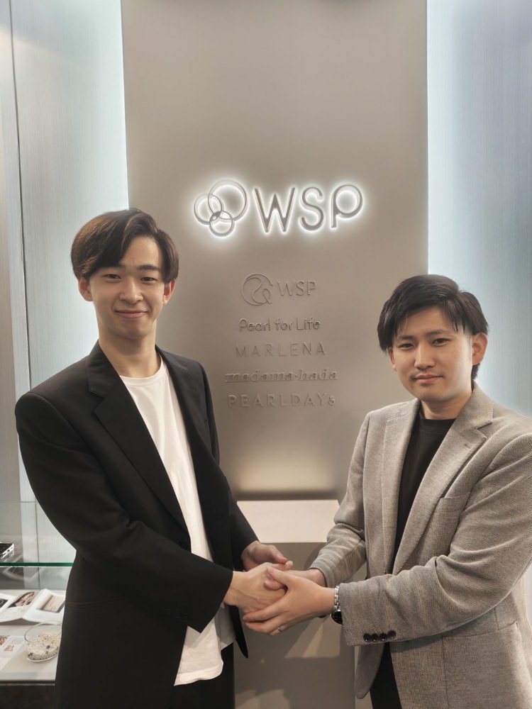 WSP-HDのショールームで握手する、PlusDivideの神谷と同社の田口様