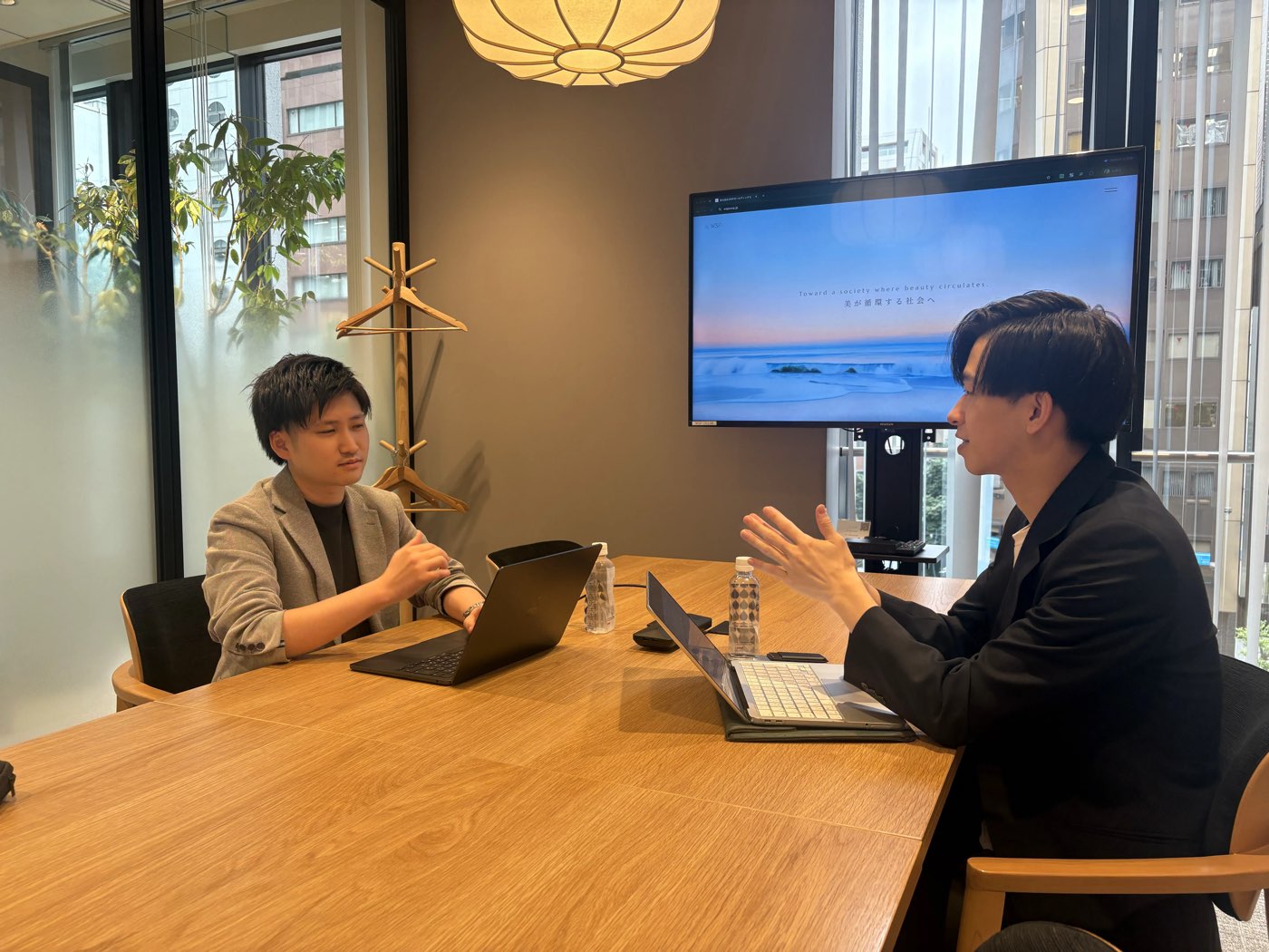 WSP-HDの会議室で対談する、同社の田口様とPlusDivideの神谷