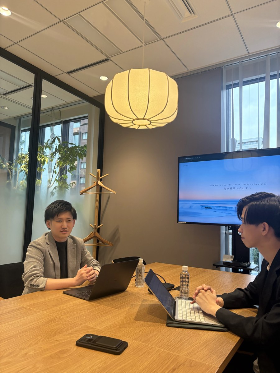WSP-HDの会議室で打ち合わせをする、同社の田口様とPlusDivideの神谷